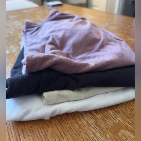 Guess Polyester Short Sleeve T-Shirts. Size Small. 4 colors. Used. Modern Cut. - Picture 2 of 8